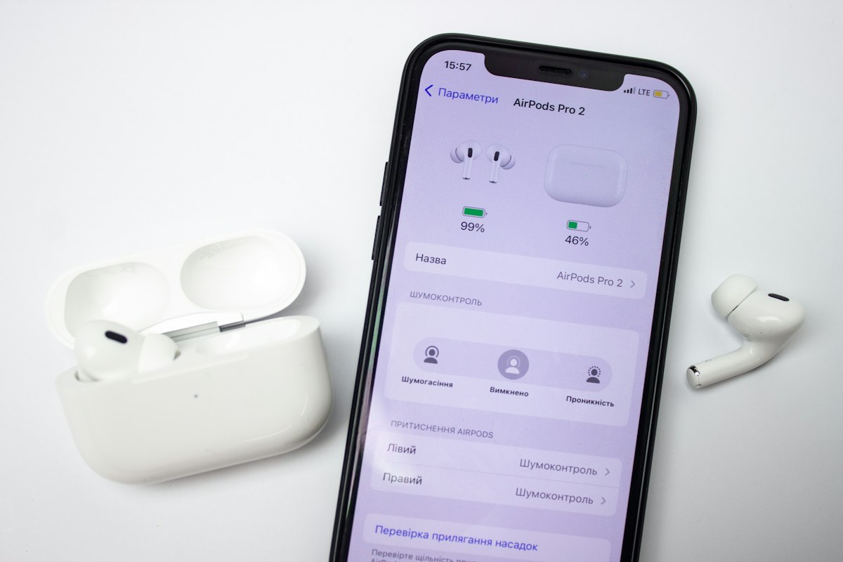 AirPods Pro第2世代とiPhone 12の設定画面を撮影した実物写真