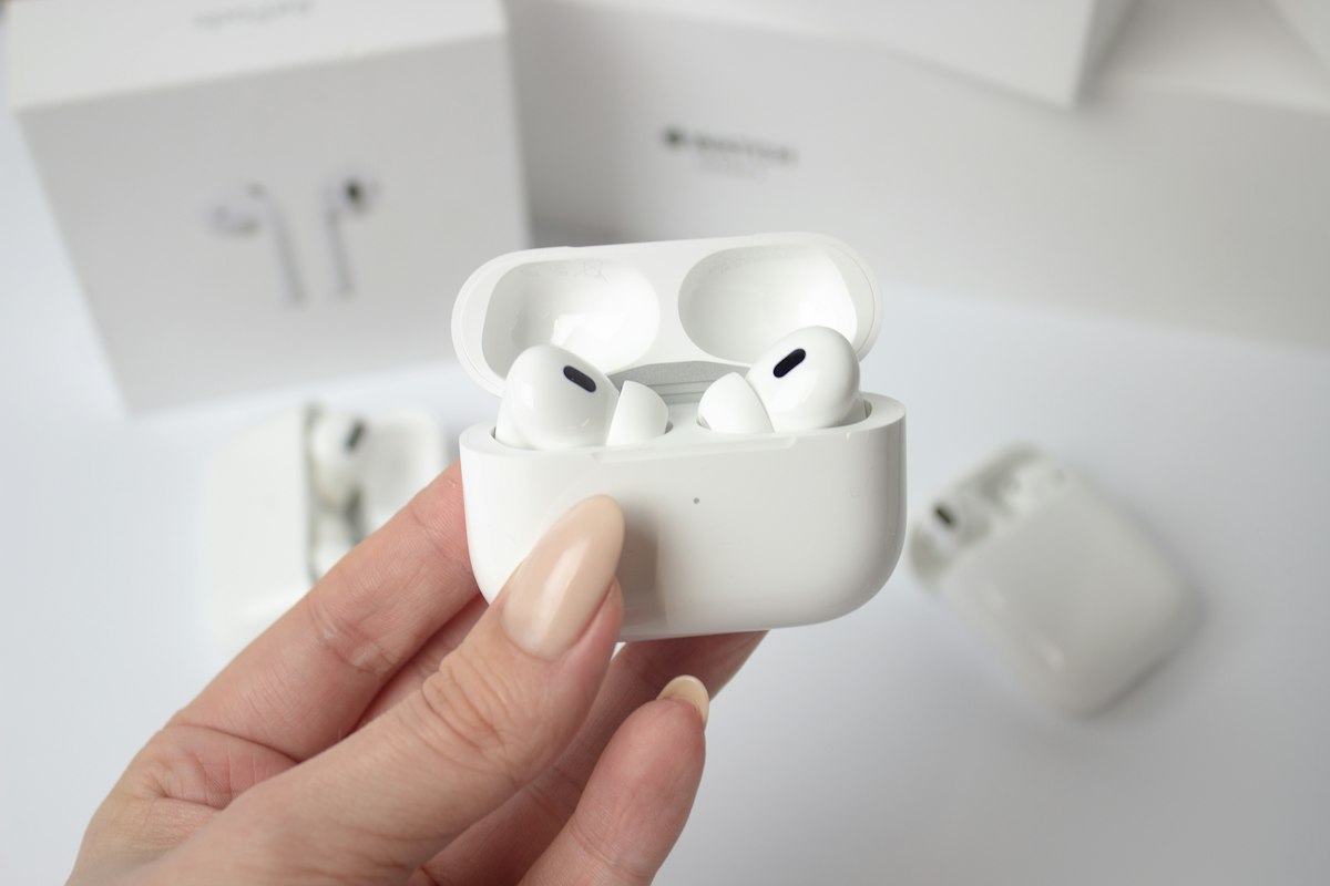 撮影者が2022年のAirPods Pro 2と記す開いたケース。充電端子は写っていないため、Lightning版かは出品情報と現物で確認してください。