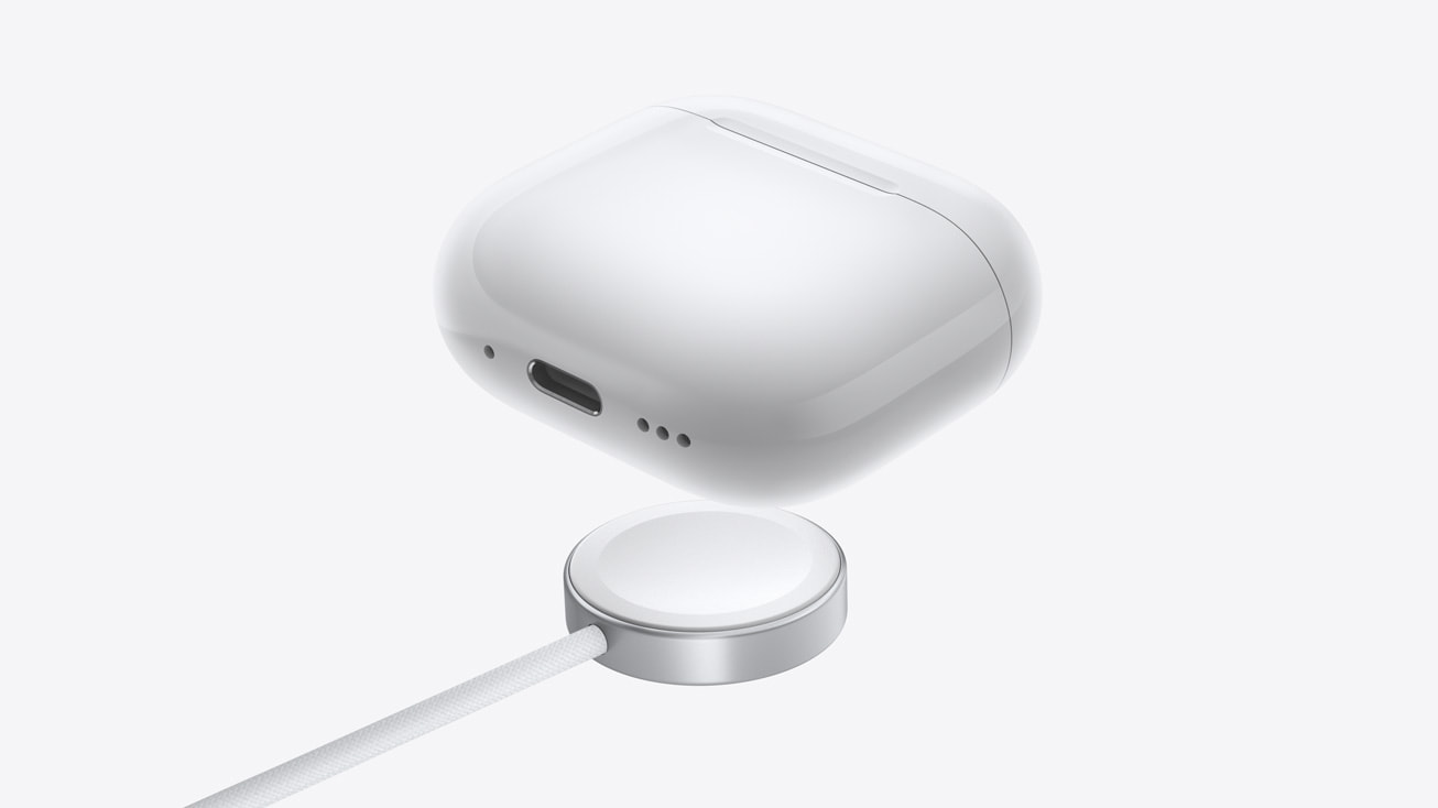 AirPods 4 ANCのケース底面のUSB-C端子とスピーカー穴、Apple Watch用充電器