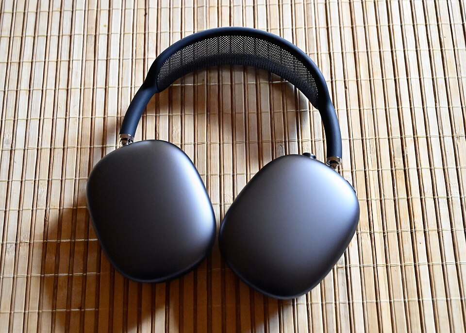 2021年に撮影されたAirPods Max。中古販売個体やUSB-C版の写真ではありません。