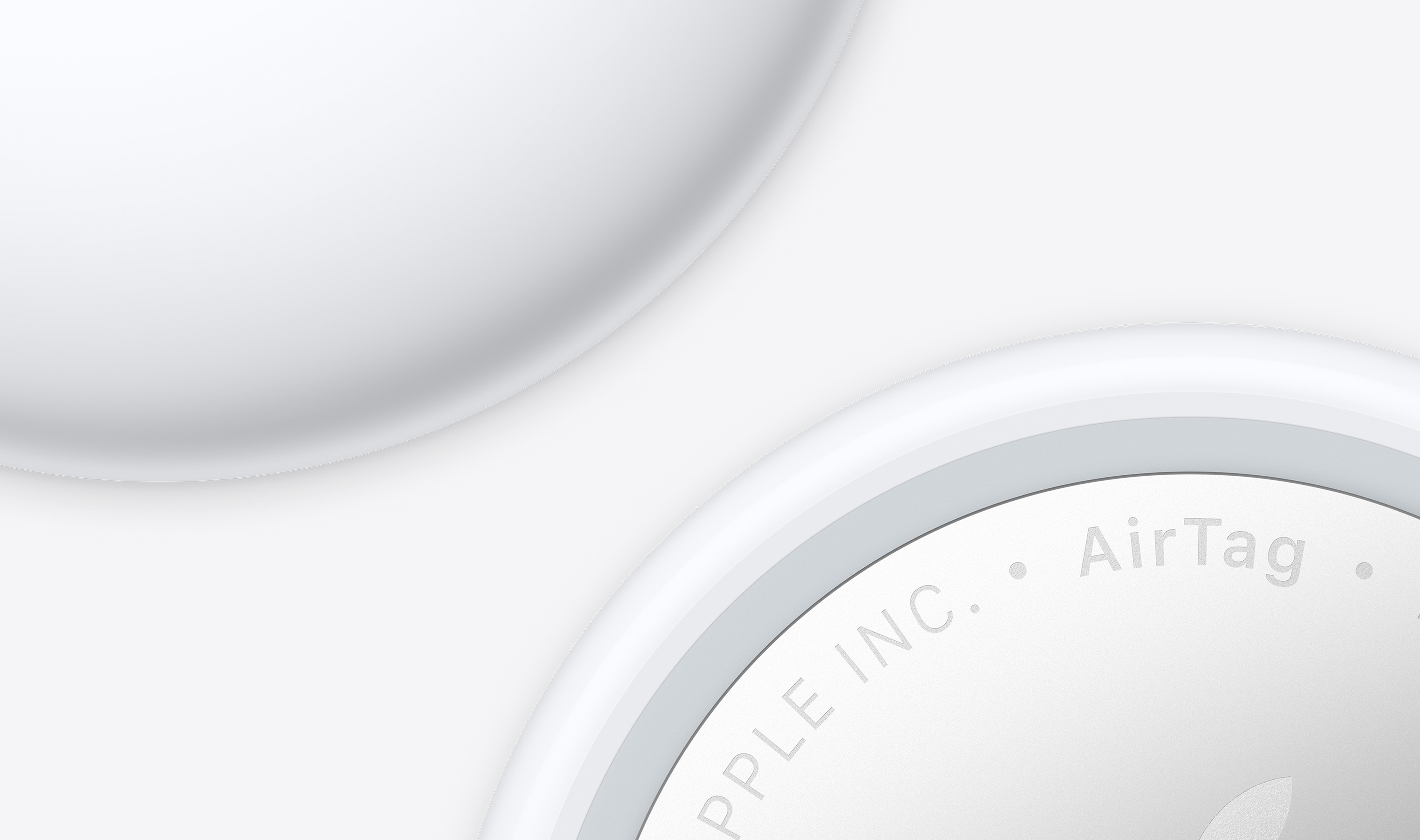 AirTag第2世代の外周と銀色カバーを拡大した公式画像(Apple)