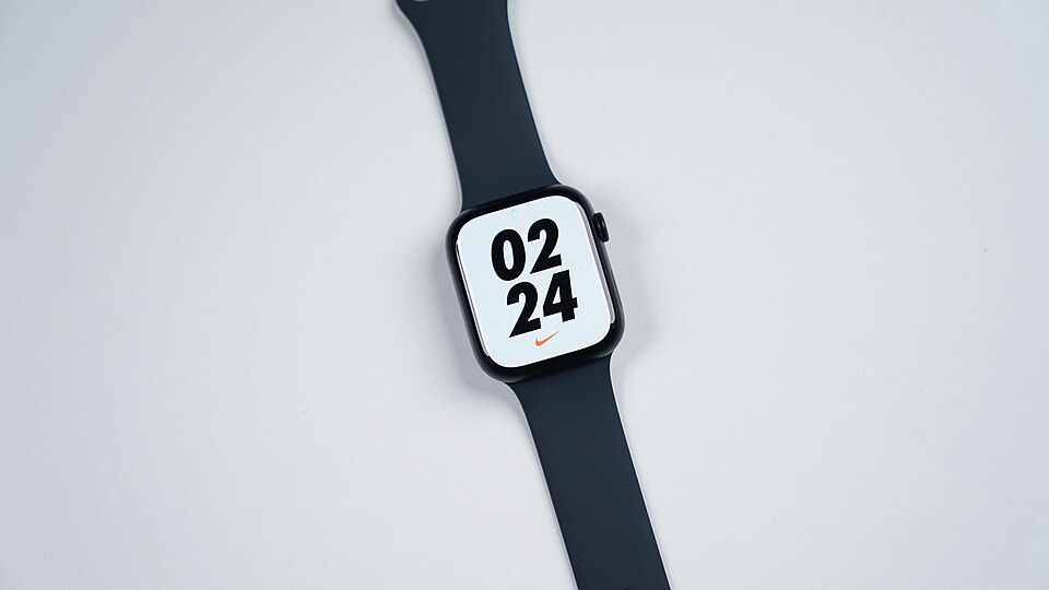 45mmミッドナイトのApple Watch Series 8を近くから撮った別カット