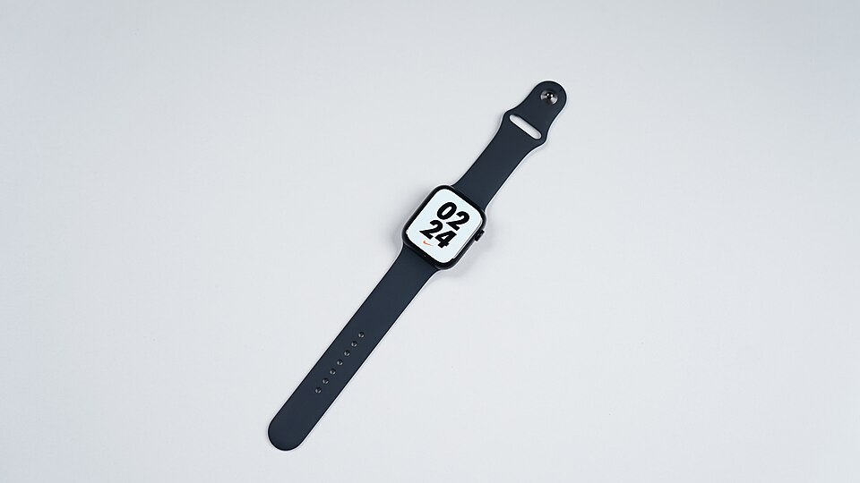 撮影者が45mmミッドナイトのApple Watch Series 8と記載した実機写真。GPS/Cellularの別や現行出品個体は確認できません。