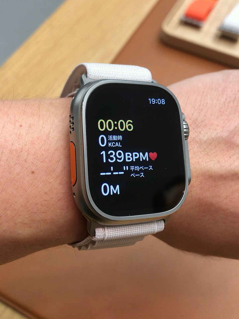 2022年9月に名古屋のApple Storeで撮影された初代Apple Watch Ultraの実機。写真は地域型番、付属品、現在の電池状態を証明しません。