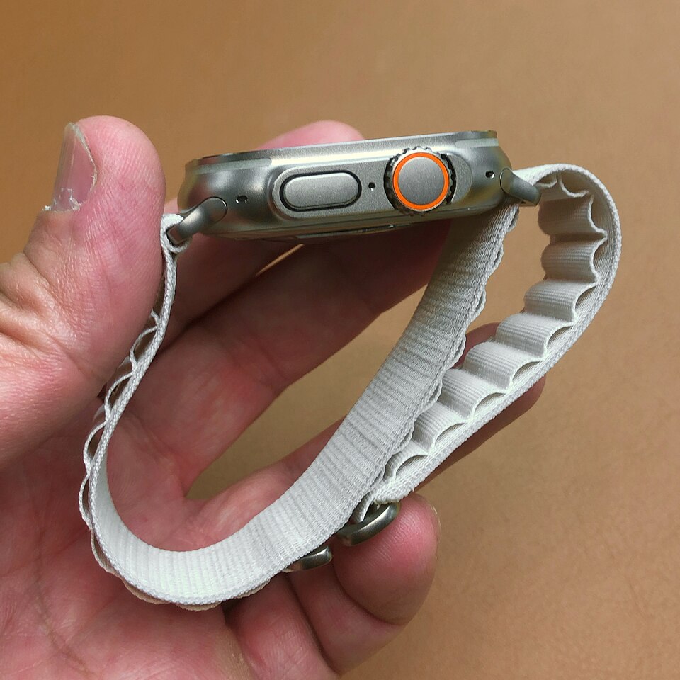 初代Apple Watch Ultraの側面とデジタルクラウンを写した別カット