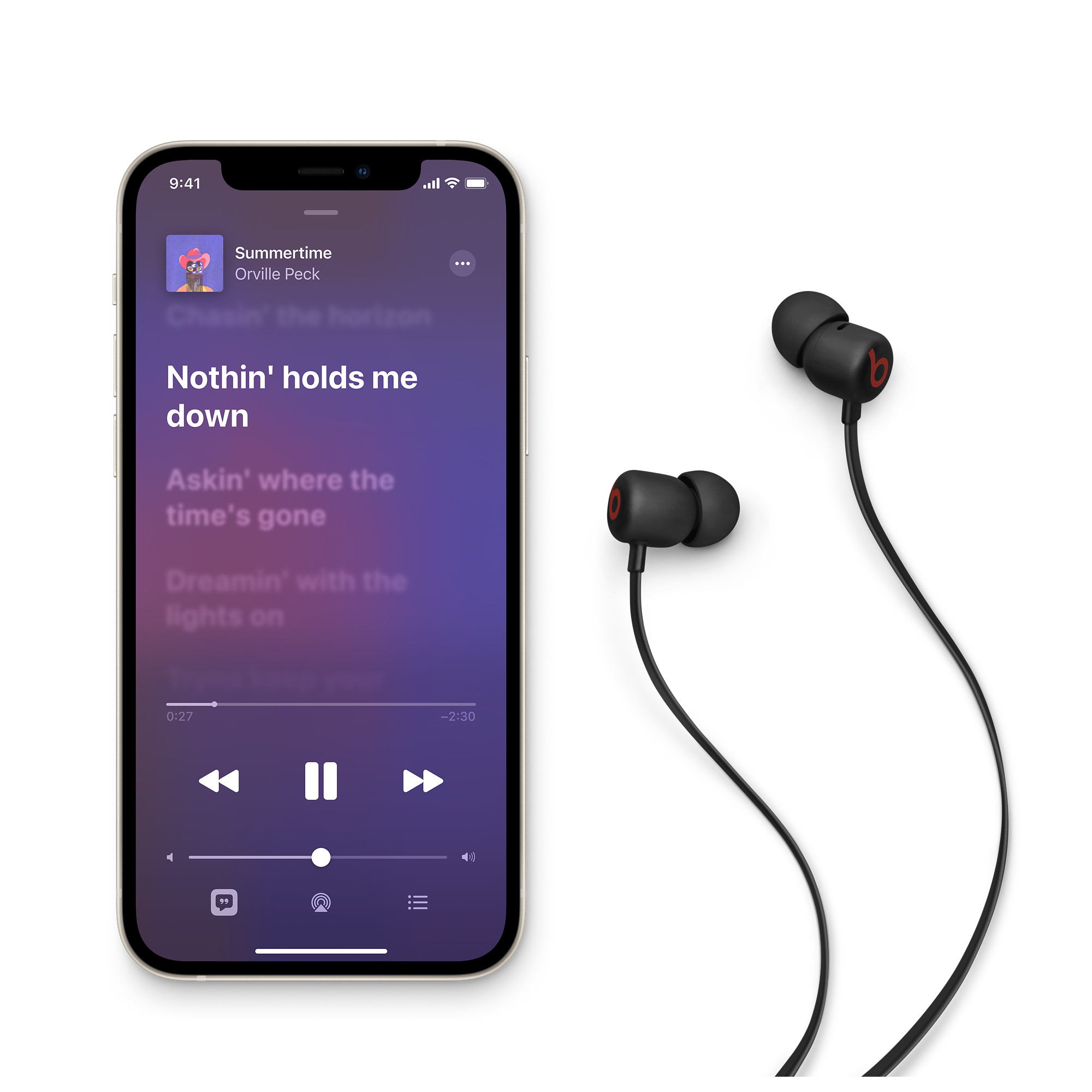 iPhoneとブラックのイヤーバッドを並べた公式使用イメージ。画面や端末は当時の例で付属しない（画像：Beats／Apple）