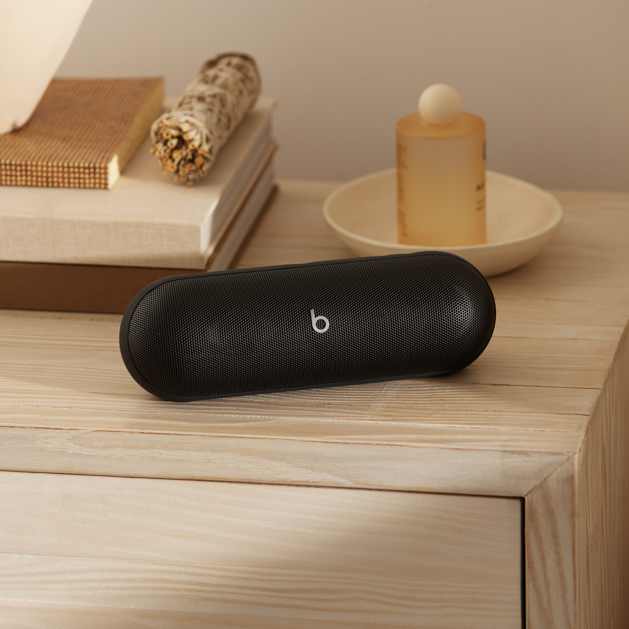 棚に横置きした公式使用イメージ。周囲の小物は付属しない（画像：Beats／Apple）