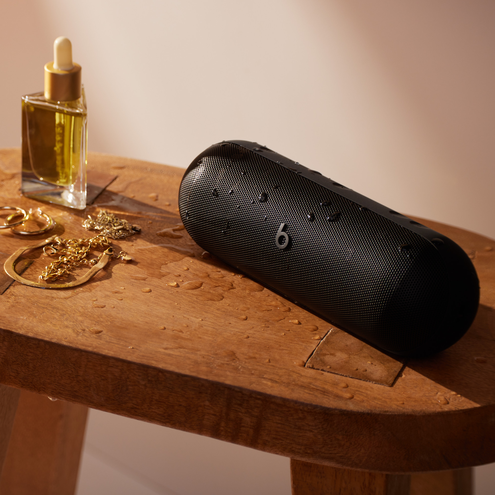 上面の操作部が見える斜め方向の使用イメージ（画像：Beats／Apple）
