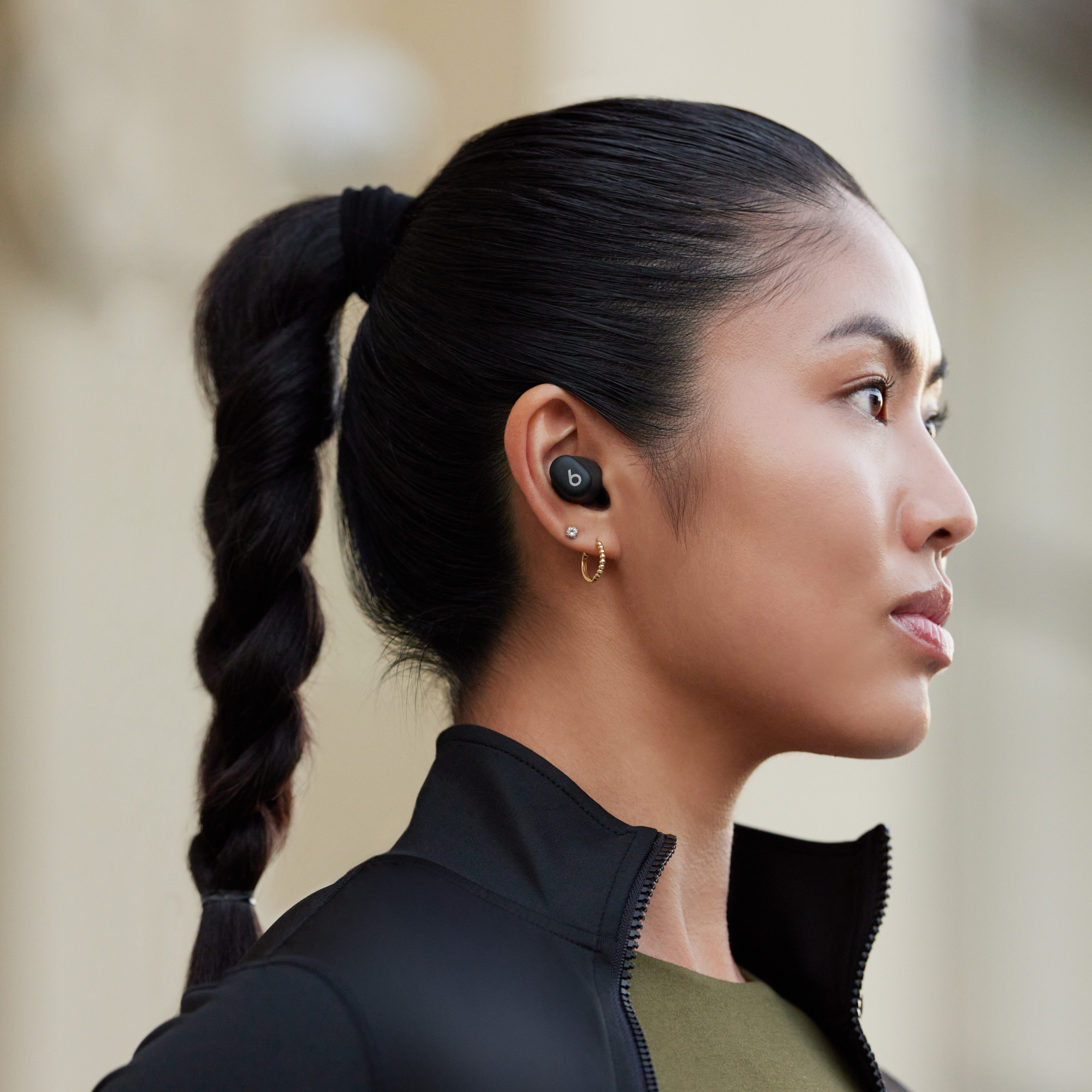 マットブラックを耳に装着した公式使用イメージ。個人ごとのフィットは保証しない（画像：Beats／Apple）