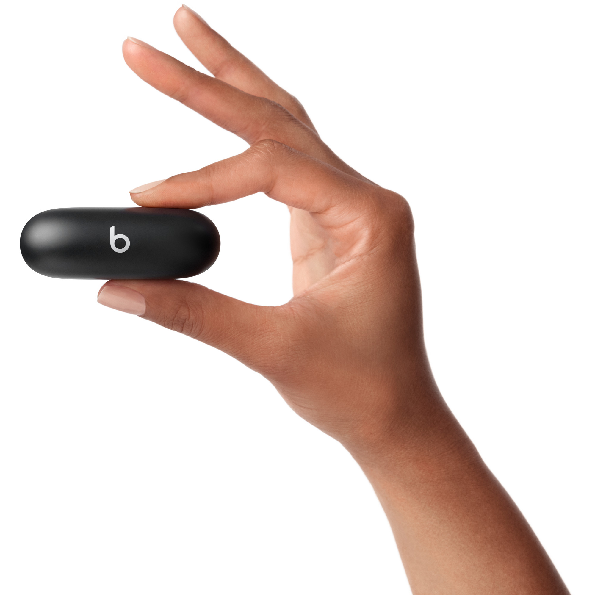 手に持ったケース。手の大きさから寸法を推測せず公式寸法を参照（画像：Beats／Apple）