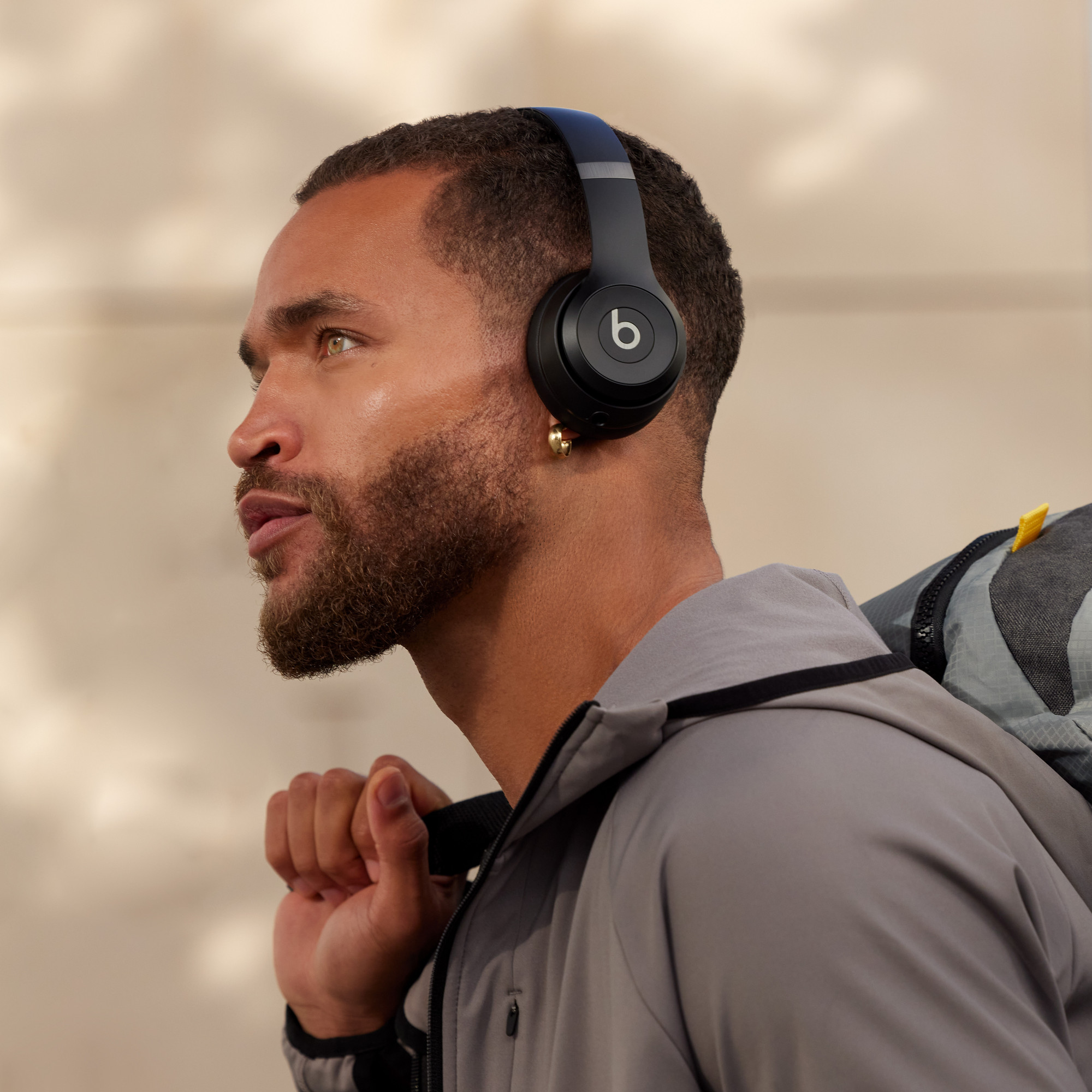 オンイヤー型の装着イメージ。耳の上にカップが当たる形状(画像:Beats/Apple)