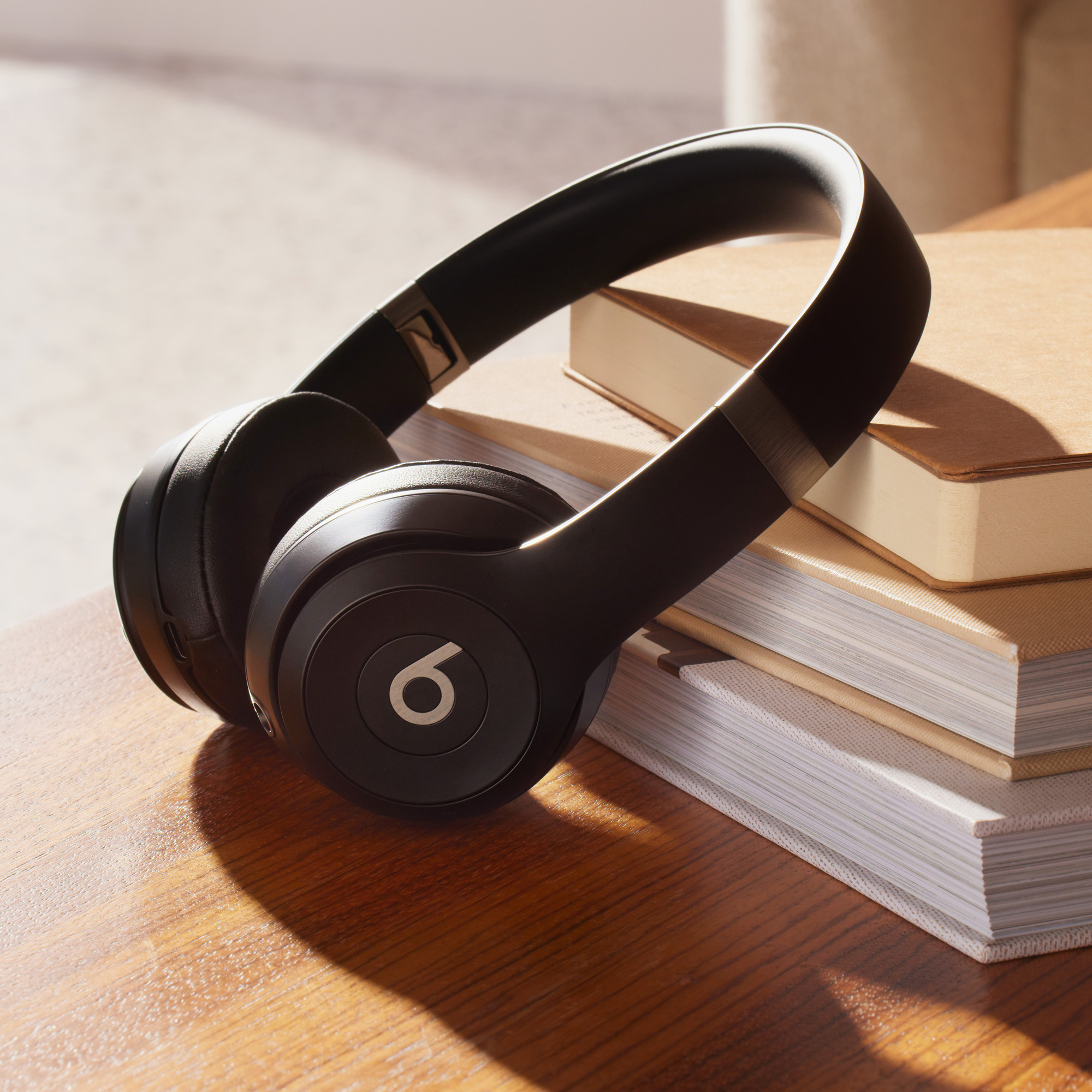 本の横に置いたマットブラック。本や家具は付属しない(画像:Beats/Apple)