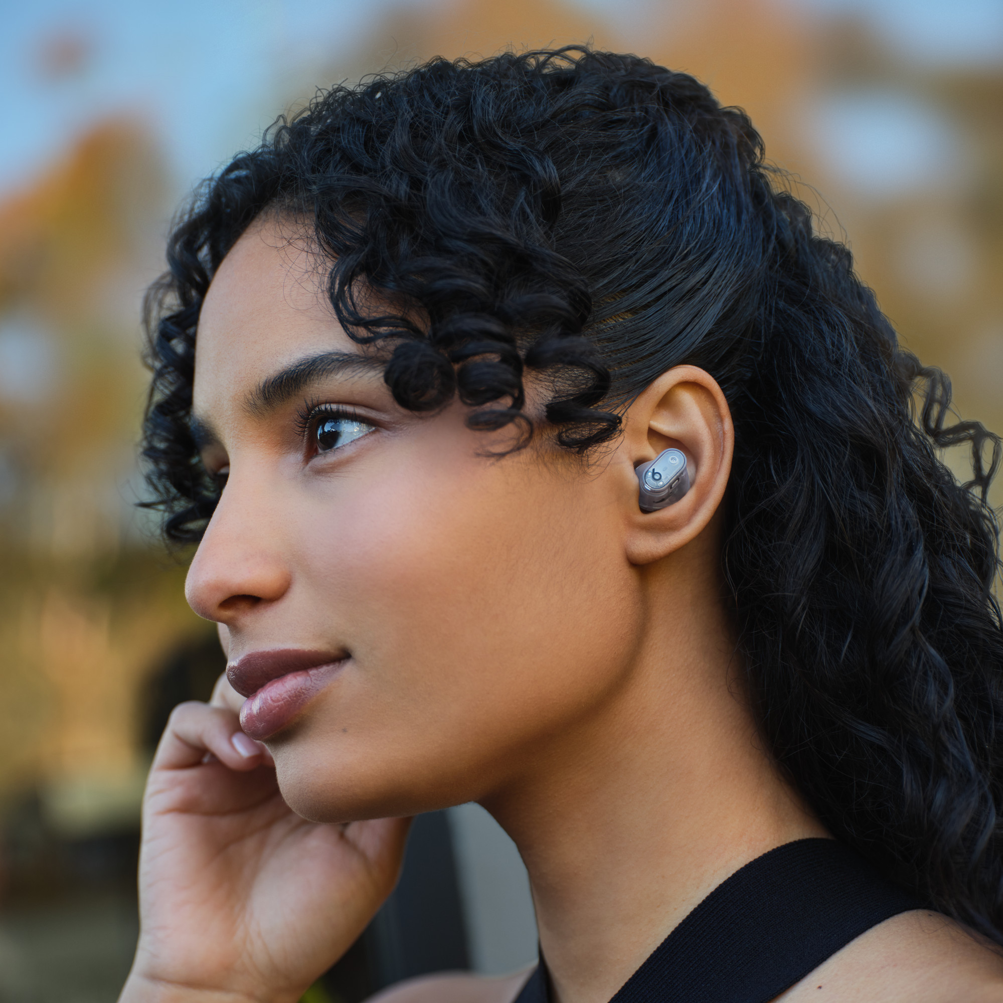 トランスペアレントを装着した公式使用イメージ。個人のフィットは保証しない（画像：Beats／Apple）