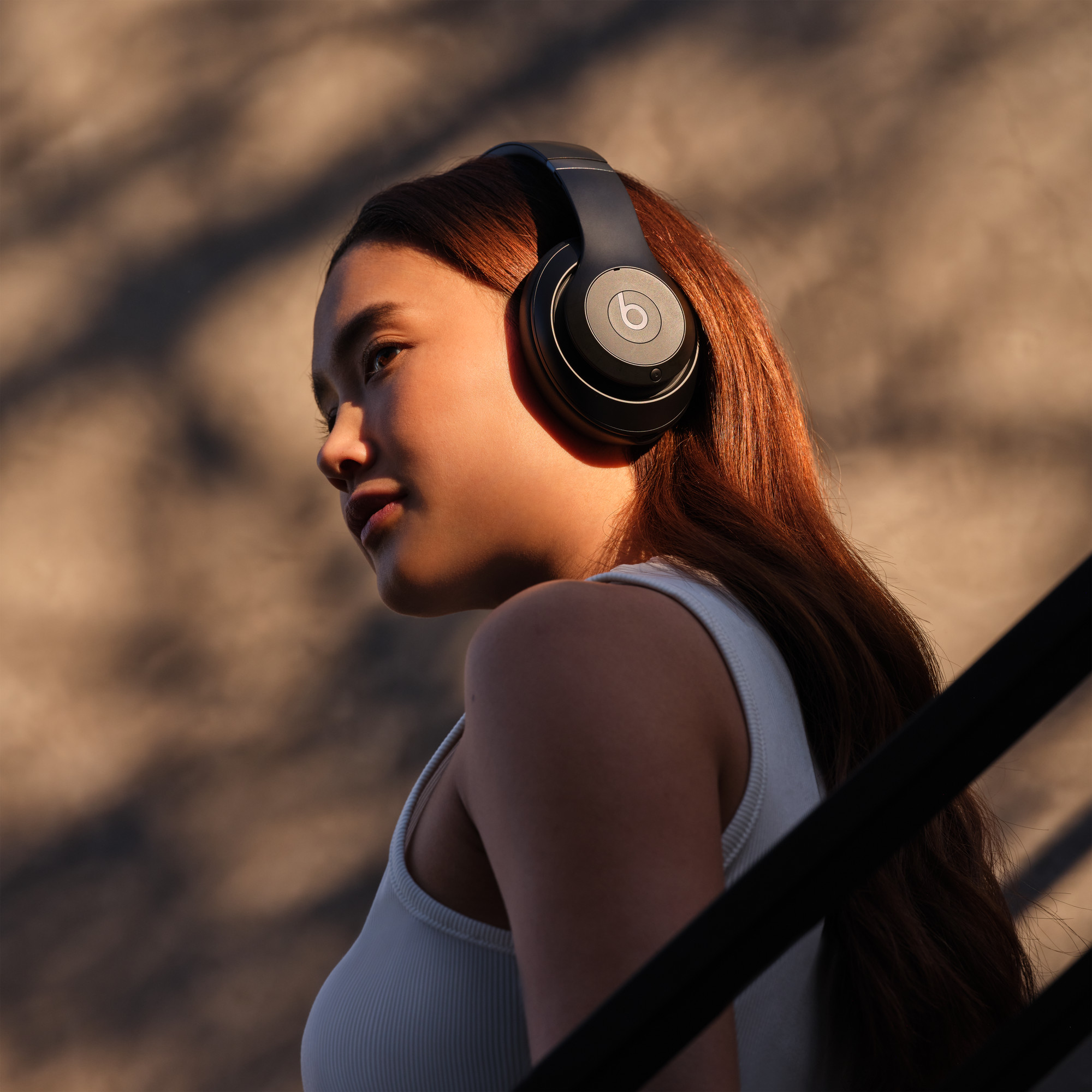 ブラックのStudio Pro装着例。光の当たり方で表面の見え方が変わる(画像:Beats/Apple)