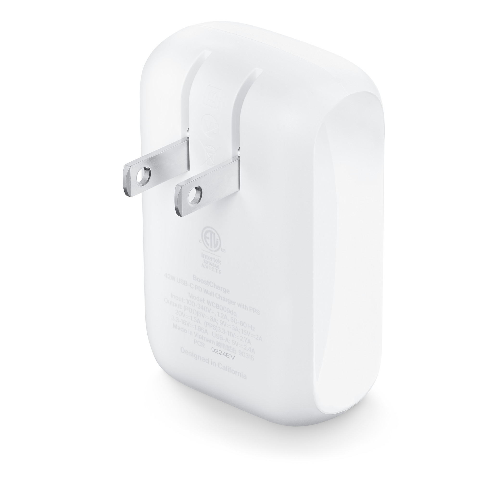 折りたたみプラグと背面。WCB009dqの型表記を確認できる構図（画像：Belkin／Apple Store）