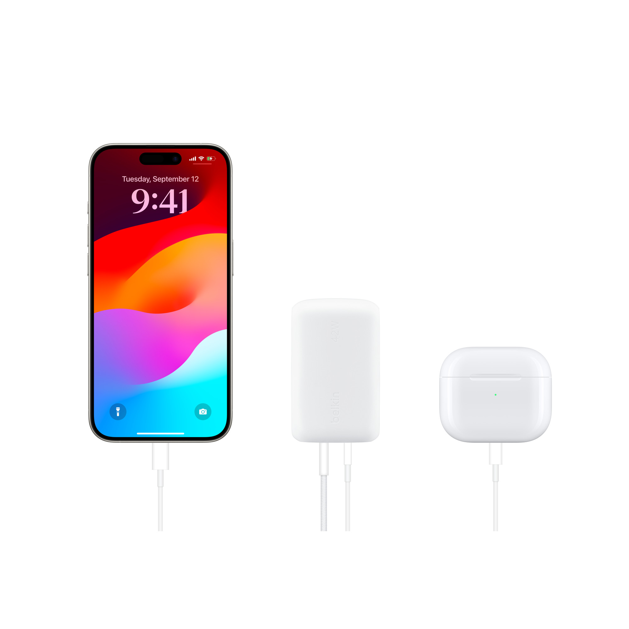 iPhoneとAirPodsケースを接続した使用イメージ。端末とケーブルは同梱物ではない（画像：Belkin／Apple Store）