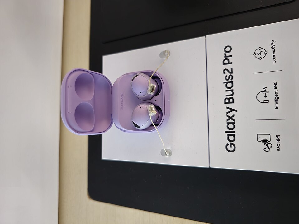 Samsung Galaxy Buds2 Proの展示実機。展示用ワイヤーと台は商品同梱品ではなく、写真から国内の色別SKUは判別できません。