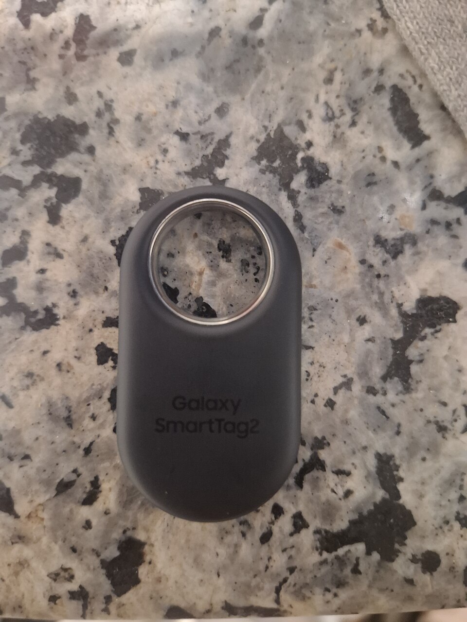 ブラックのGalaxy SmartTag2実物。表面に機種名が見える。写真のみで国内型番や同梱数は確定できない。