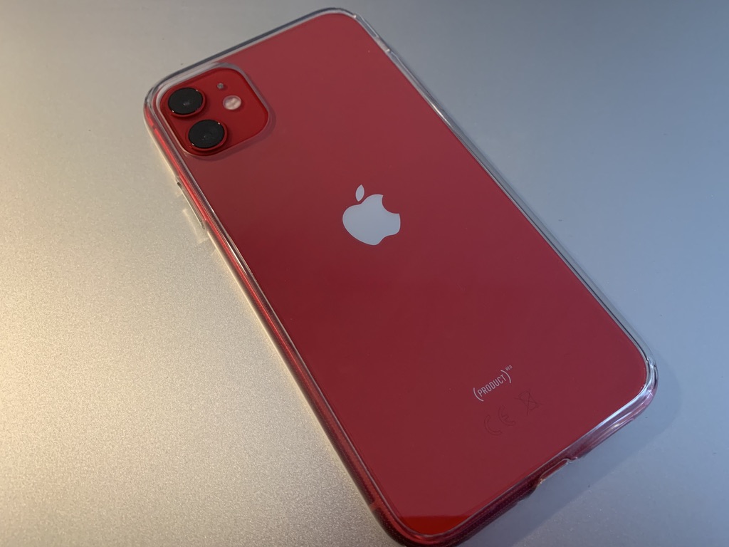 透明ケースを装着したiPhone 11 (PRODUCT)REDの2019年実物写真。写真から容量・SIMロック・電池状態は分からない。