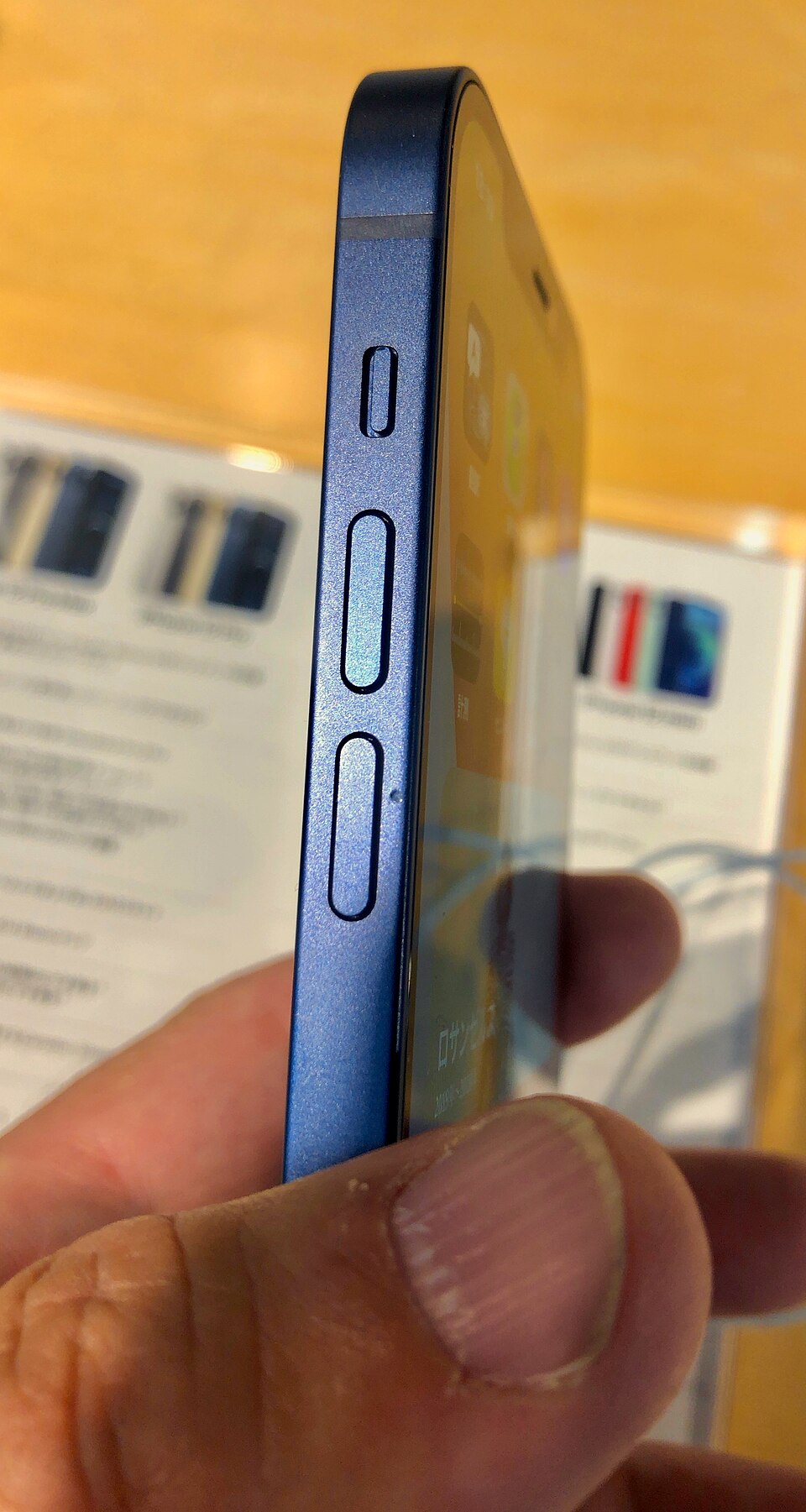 展示機の側面写真。販売個体の傷やSIM仕様を示すものではありません。