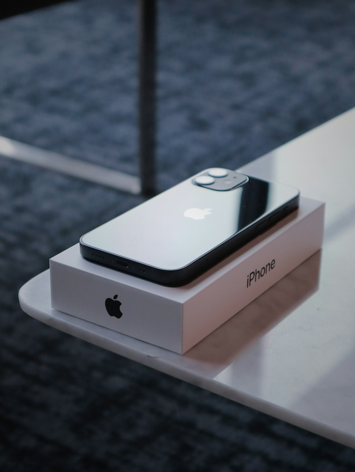 撮影者の説明では箱の上に置いたiPhone 12 mini。写真だけで正式色名、容量、販売地域、付属品は特定できない