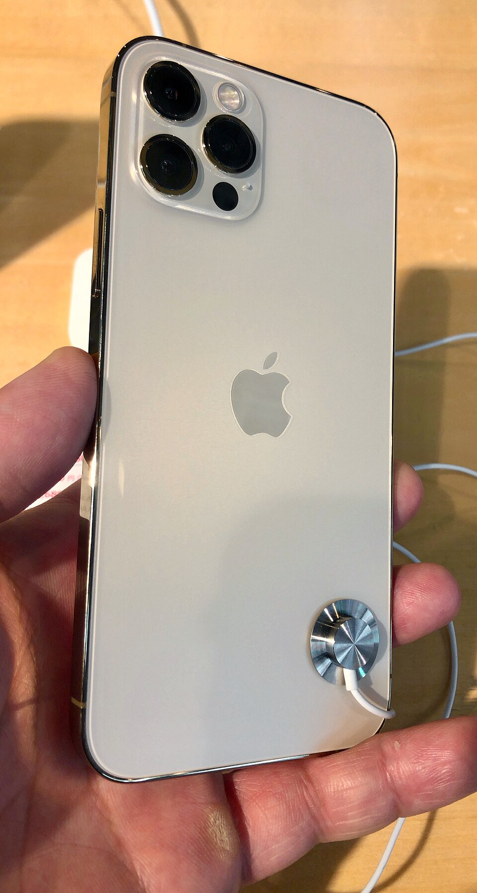 展示機のiPhone 12 Pro背面。販売個体の状態・容量を示す写真ではありません。