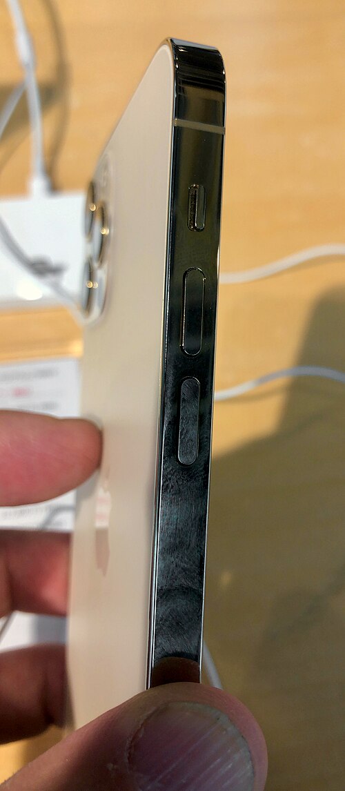 展示されていたiPhone 12 Proの側面