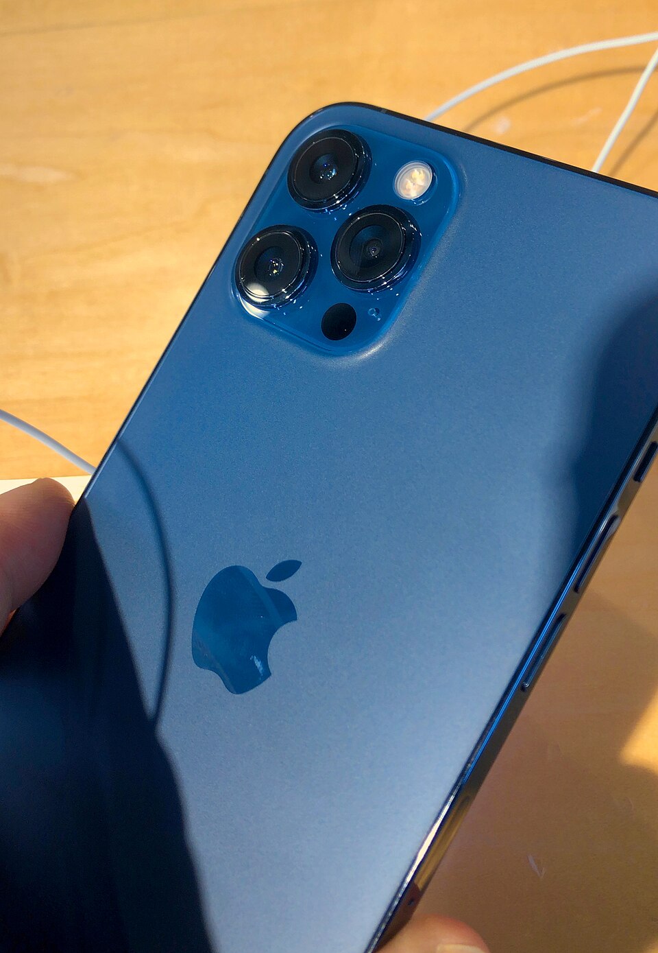 店頭展示のiPhone 12 Pro Max背面。容量・販売品の状態を示す写真ではありません。