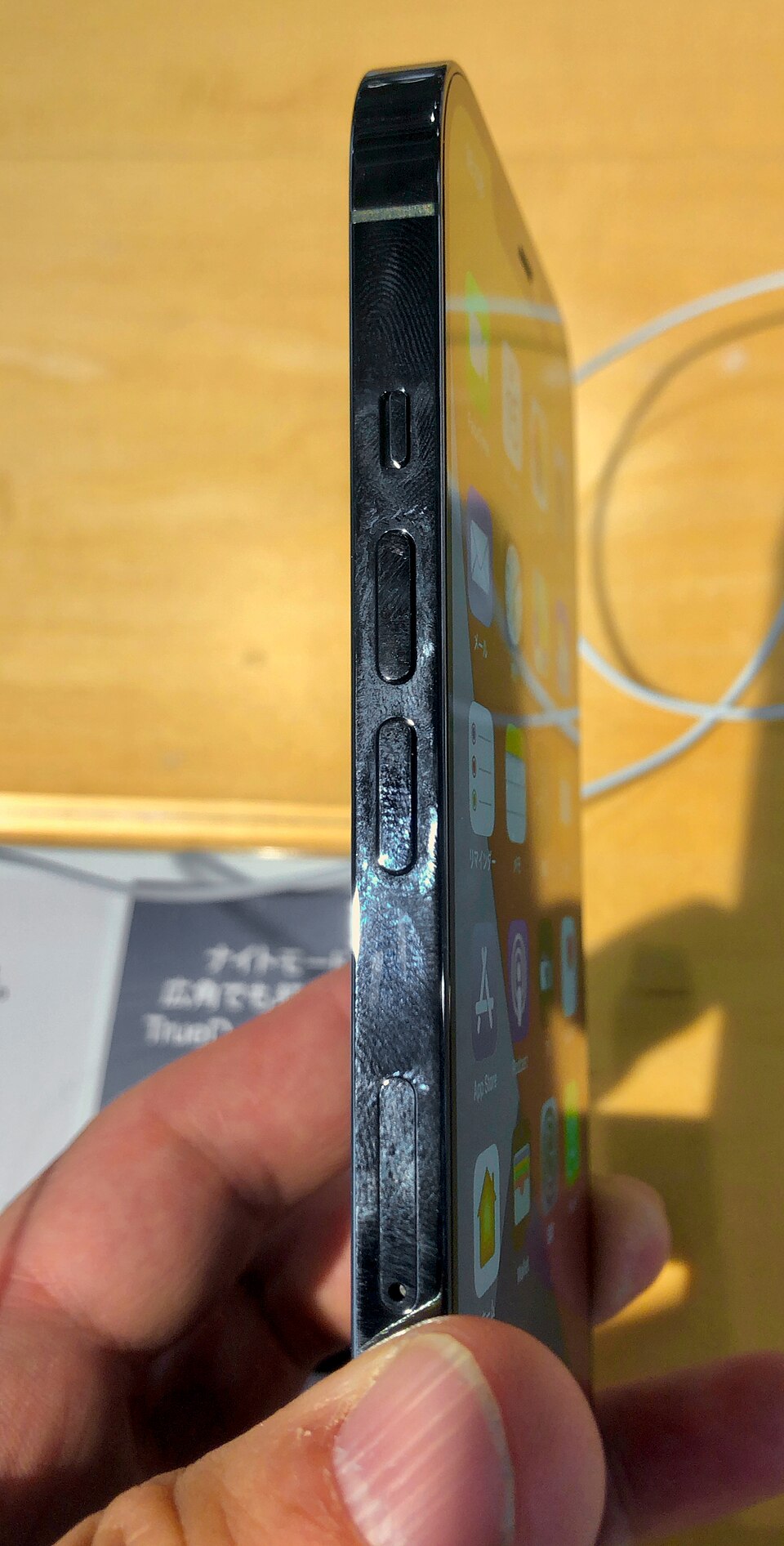 iPhone 12 Pro Max展示実機の側面