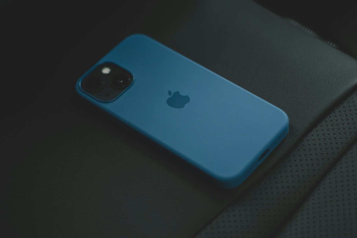 ケースを装着したiPhone 13 miniの実物背面。写真だけで本体色・容量・販売地域は確定できない。