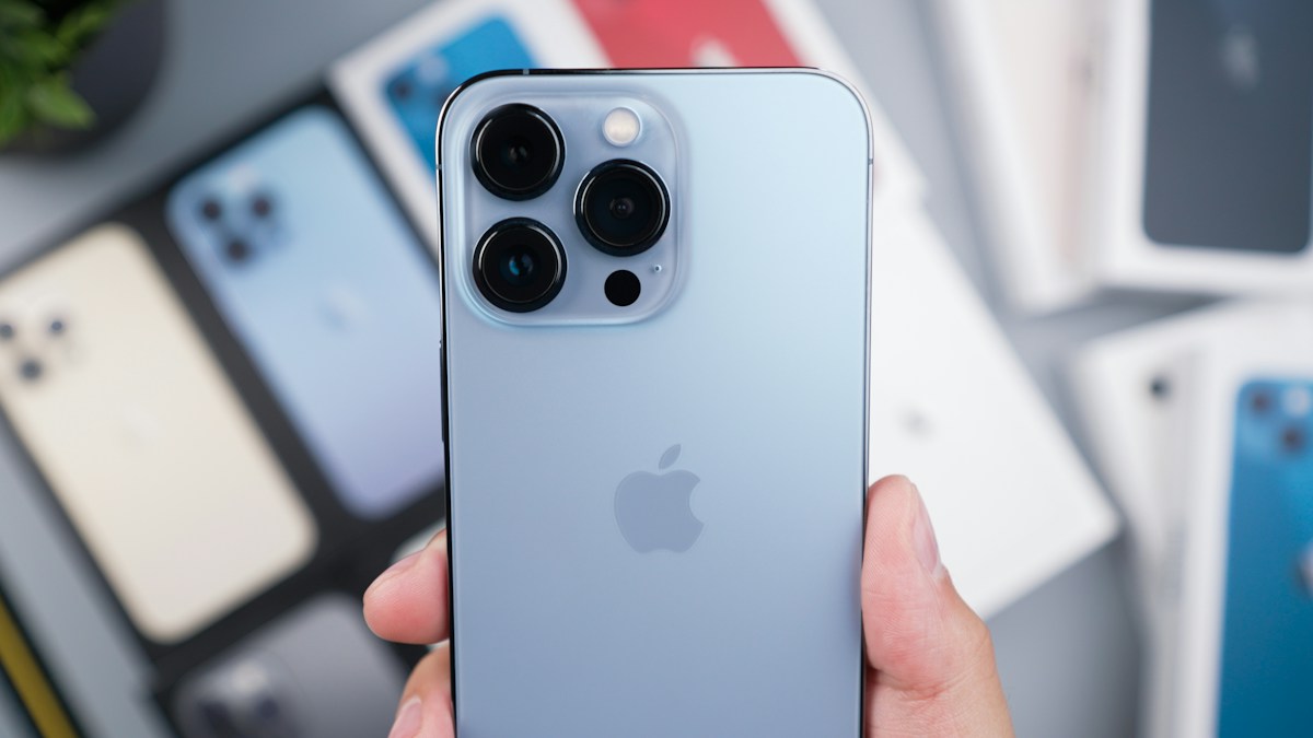 シエラブルーのiPhone 13 Pro実物写真。容量・日本向け型番・電池状態は写真からは判定できません。