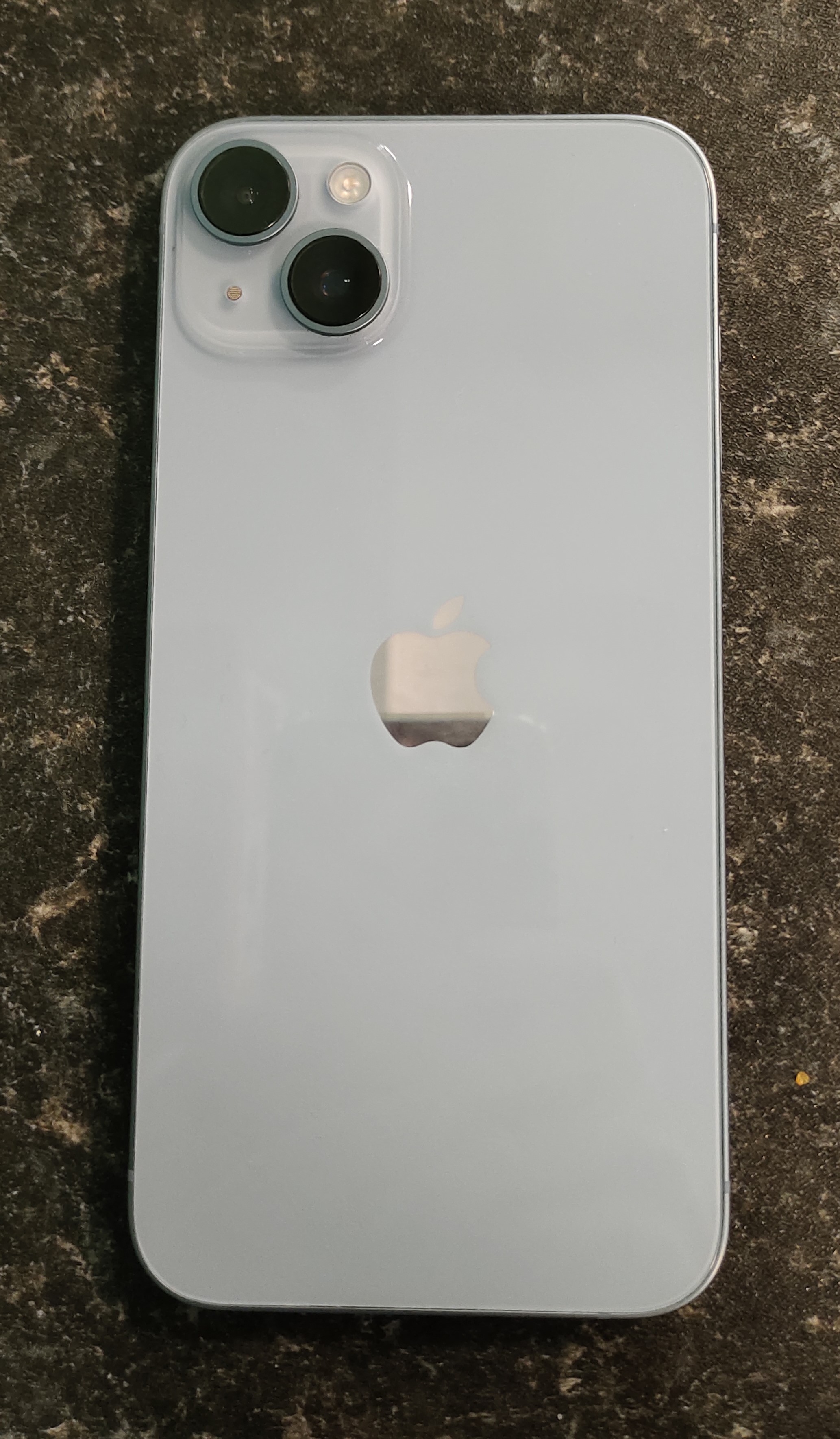 青いiPhone 14 Plusの背面。容量や販売地域、端末状態は写真から判断できない