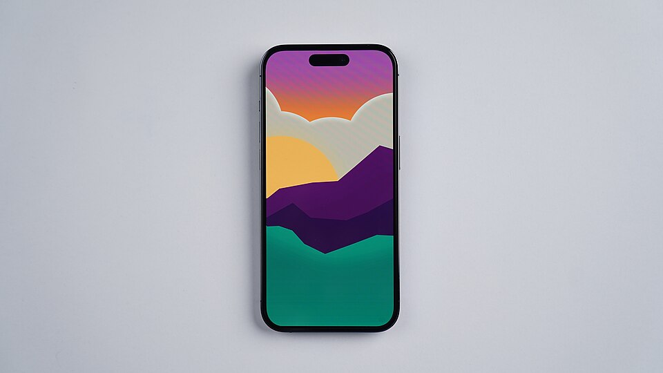 iPhone 14 Proの前面実機。Dynamic Islandが確認できますが、容量やSIMトレイ、背面色はこの写真では確認できません。