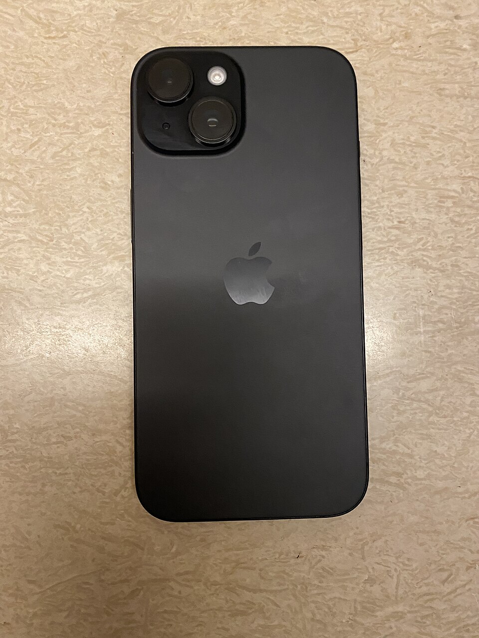 ブラックのiPhone 15の背面。容量と日本向け仕様は写真から判別できない