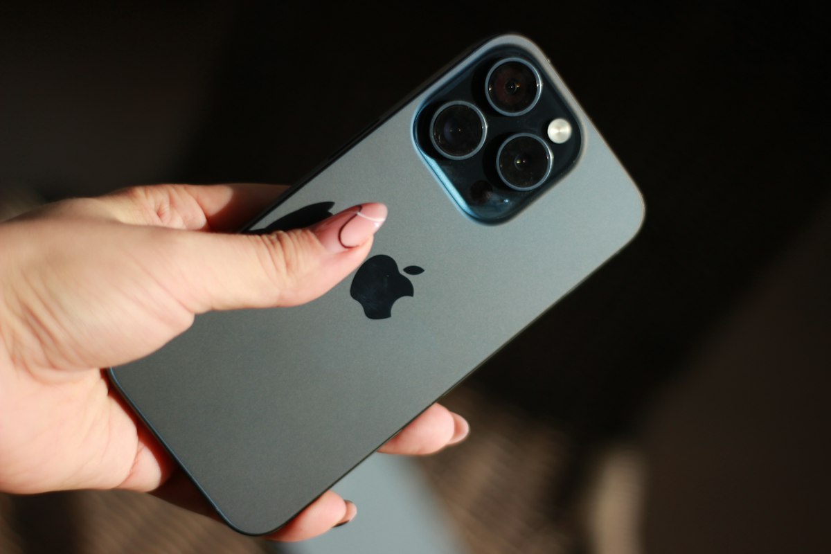 撮影者がiPhone 15 Proと説明した実機の背面写真。色名・容量・国内版・電池状態は写真から判断できません。