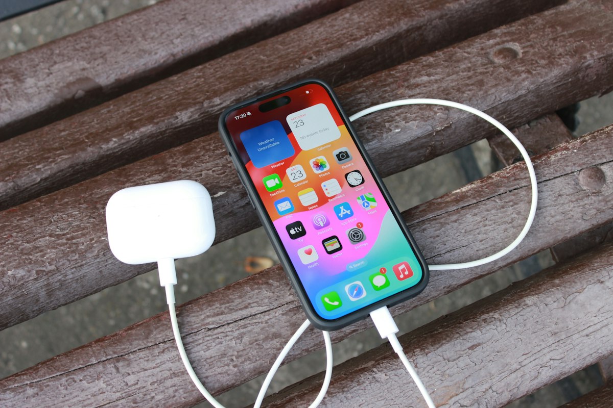 USB-Cケーブルを接続したiPhone 15 Proと別のイヤホンケース