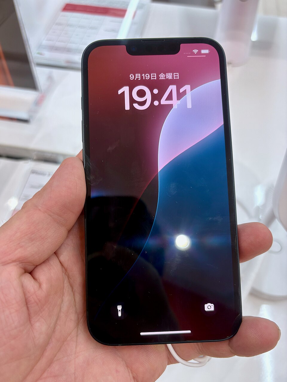 ブラックのiPhone 16e実機正面。店頭展示の写真
