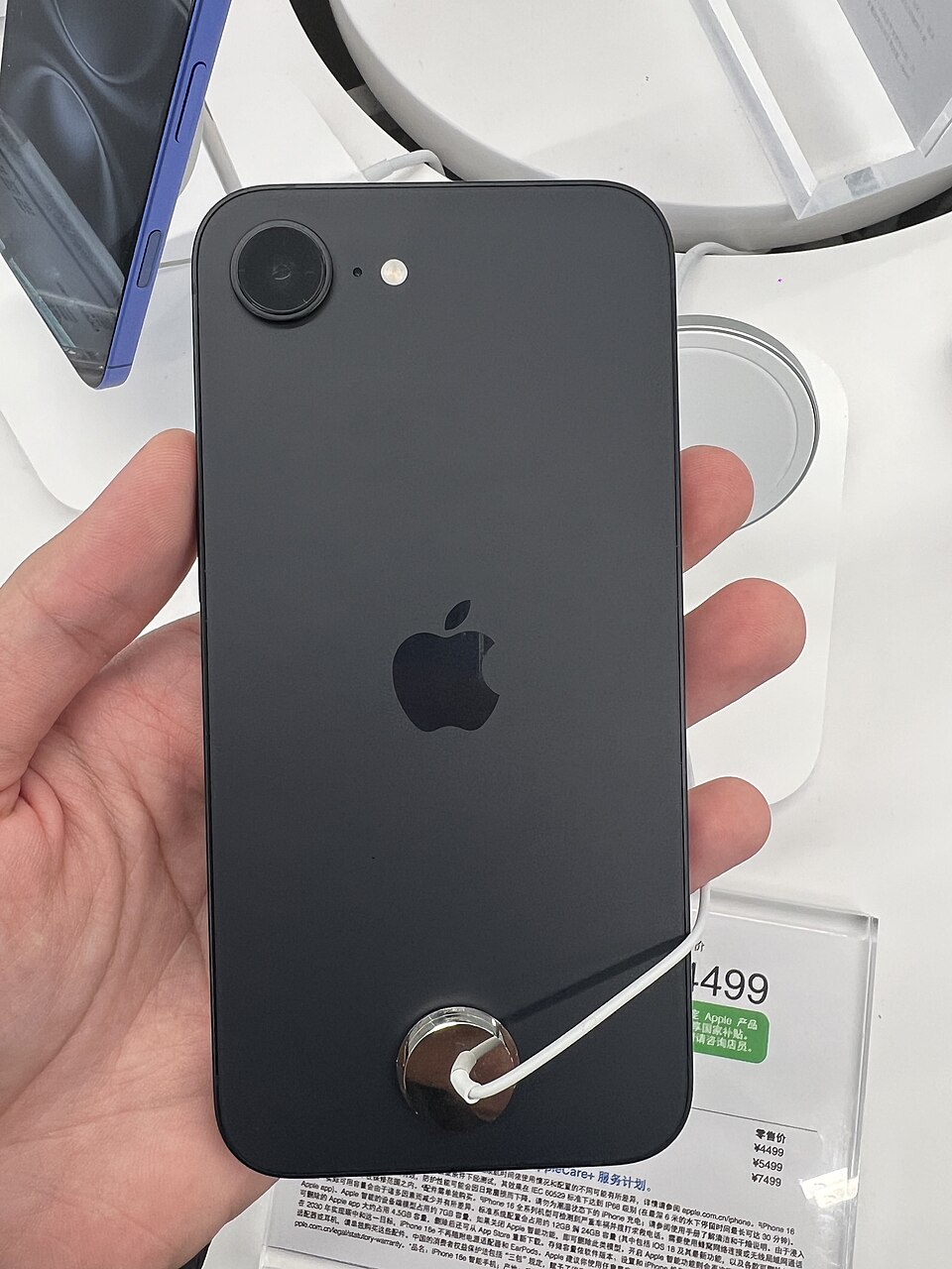 ブラックのiPhone 16e実機背面。容量は写真から判別できない