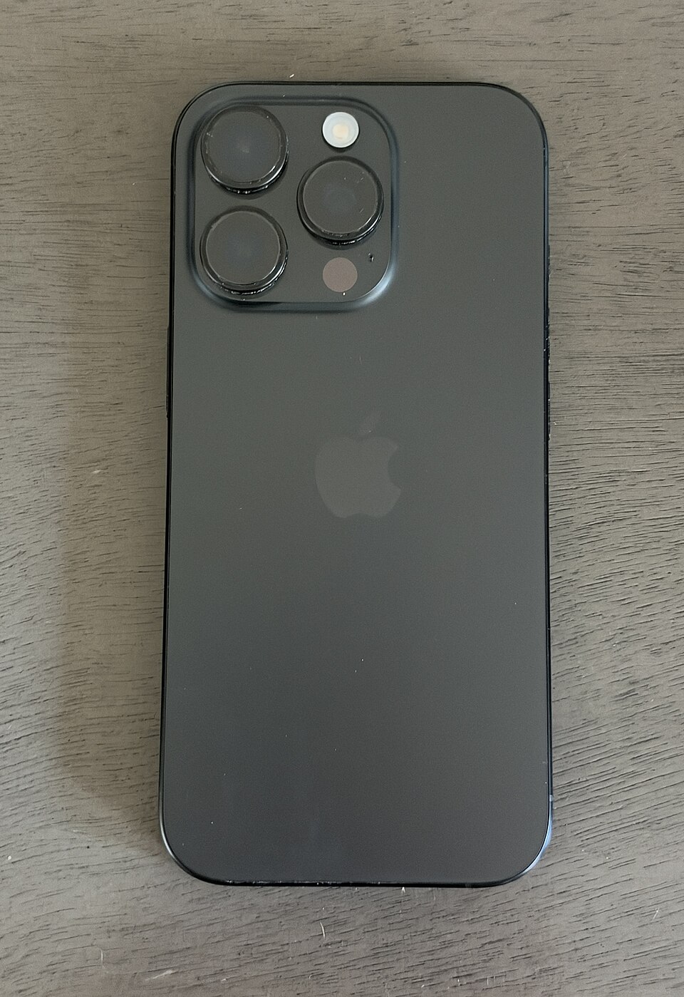 iPhone 16 Pro ブラックチタニウムの実機背面。写真から容量は判定できない。
