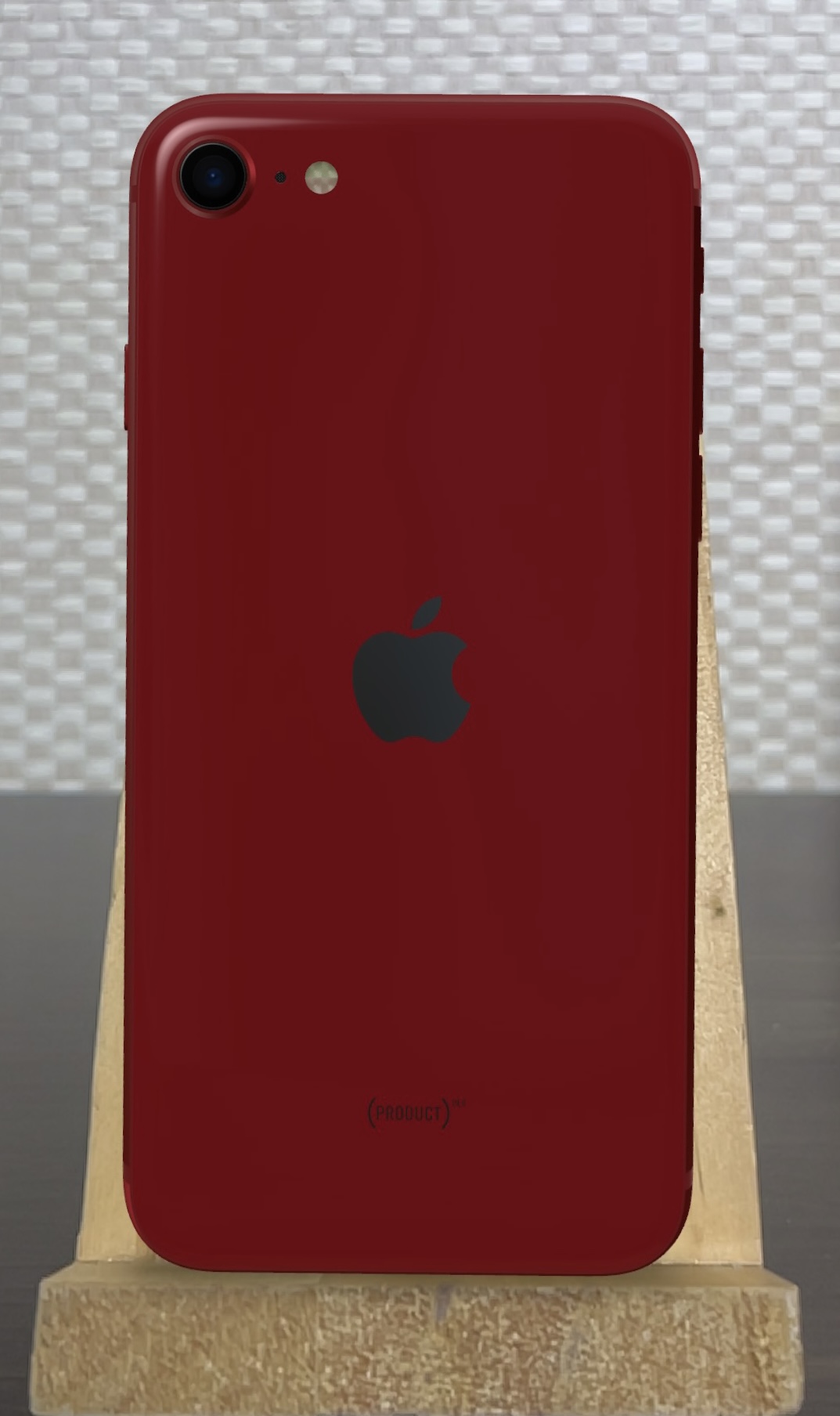 赤いiPhone SE第3世代の背面。容量と日本向け仕様は写真から判別できない