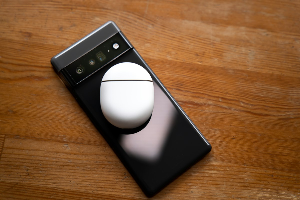 Pixelスマートフォン背面に置かれたPixel Buds Proの閉じた充電ケース
