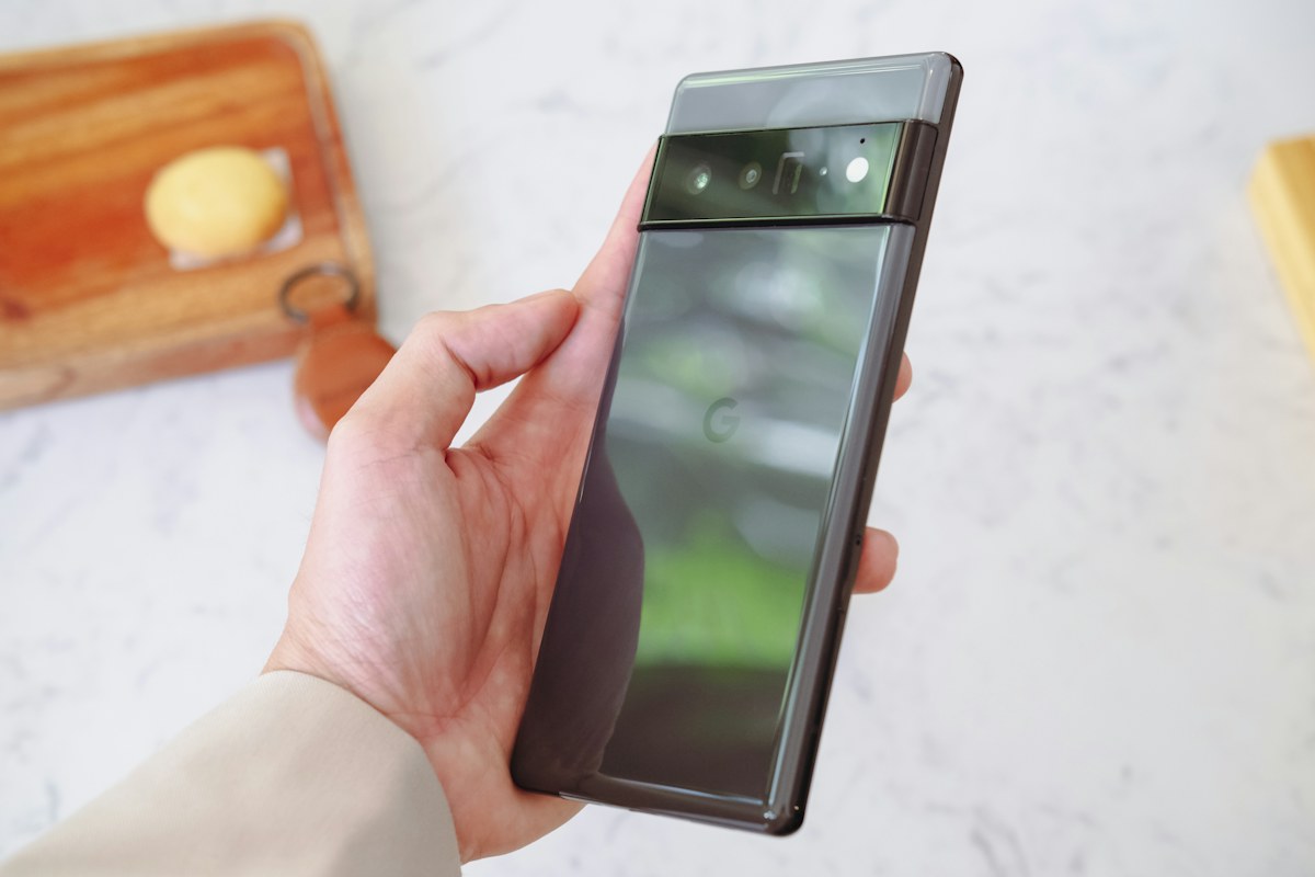 手に持ったPixel 6 Proの実写。写真だけで正式色名、販売地域、容量は特定できない