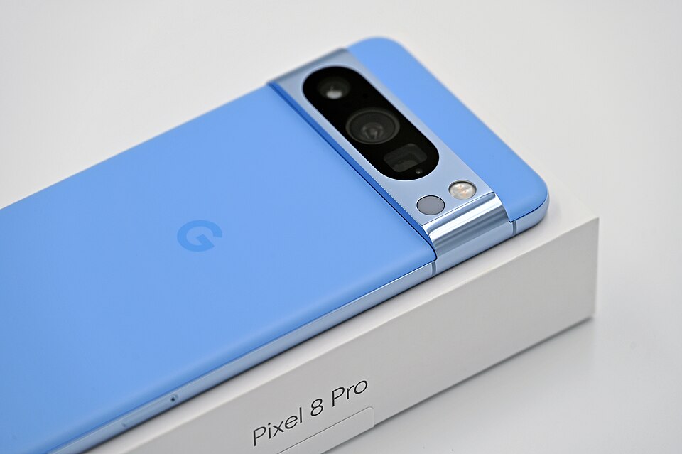 箱にPixel 8 Proと印刷された実物の背面。青いBay系外観ですが、写真から国内向け型番や容量は分かりません。